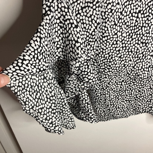 Vince Camuto Black and White V Neck, Ruffle Sleeve Blouse. Size M - Picture 7 of 11